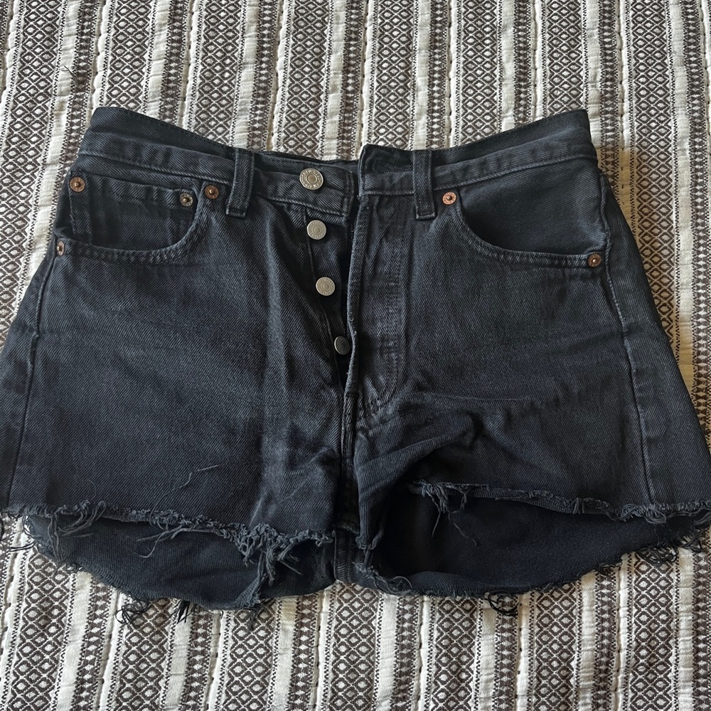 Levis 501 black denim cut off shorts size 26 women’s